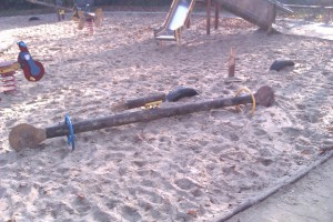 Zniszczona huśtawka na placu zabaw - Andrychów, park miejski