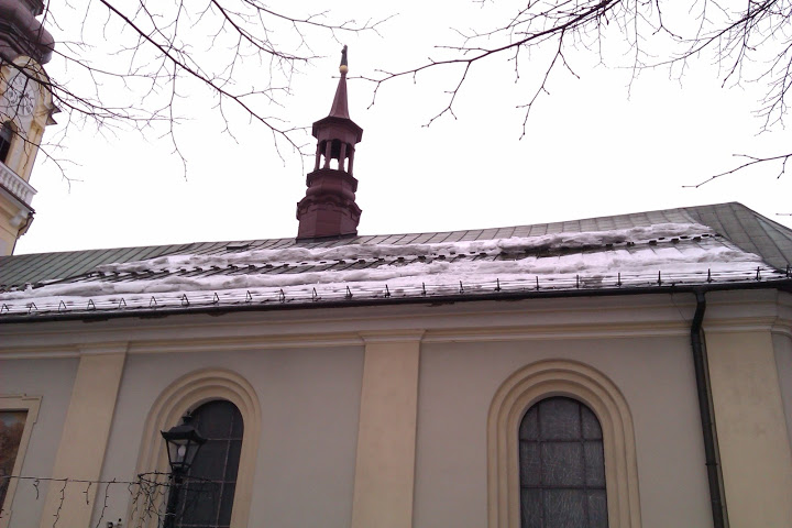 Śnieg na dachu kościoła pw. św. Macieja w Andrychowie