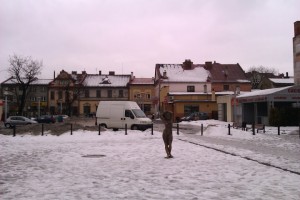 Śnieg na dachach przy ul. Krakowskiej w Andrychowie