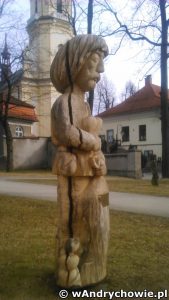Rzeźba Zbója spod Złotej Górki w parku miejskim w Andrychowie