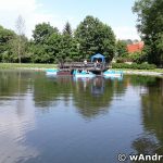 Rowerki wodne i łódki na stawie w parku w Andrychowie