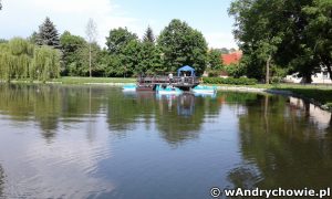 Rowerki wodne i łódki na stawie w parku w Andrychowie