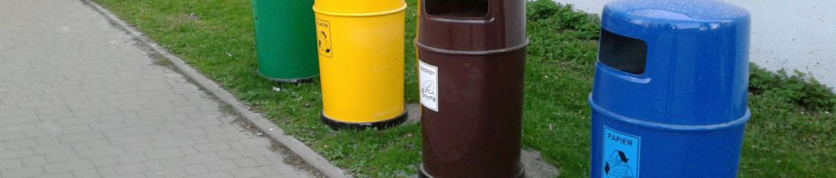 kosze na odpady segregowane w parku miejskim w Andrychowie