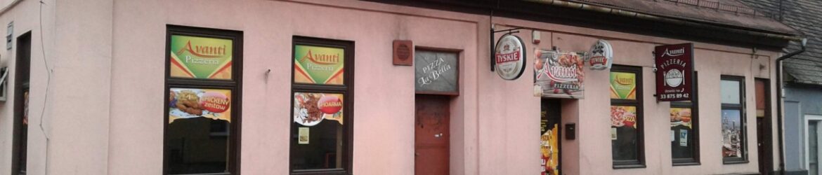 Pizzeria Avanti w Andrychowie. Widok od strony ulicy Beskidzkiej. Wejście do lokalu gastronomicznego.