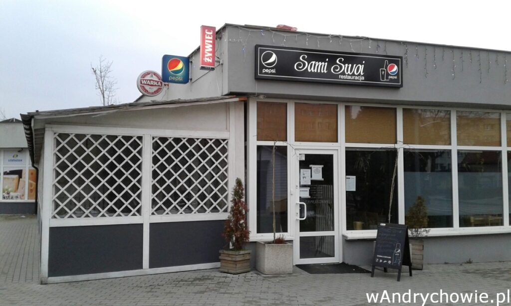Wejście do restauracji Sami Swoi od ulicy Włókniarzy na andrychowskim osiedlu. Lokal gastronomiczny z kuchnią polską i nie tylko. Burgery, pizza z dowozem.