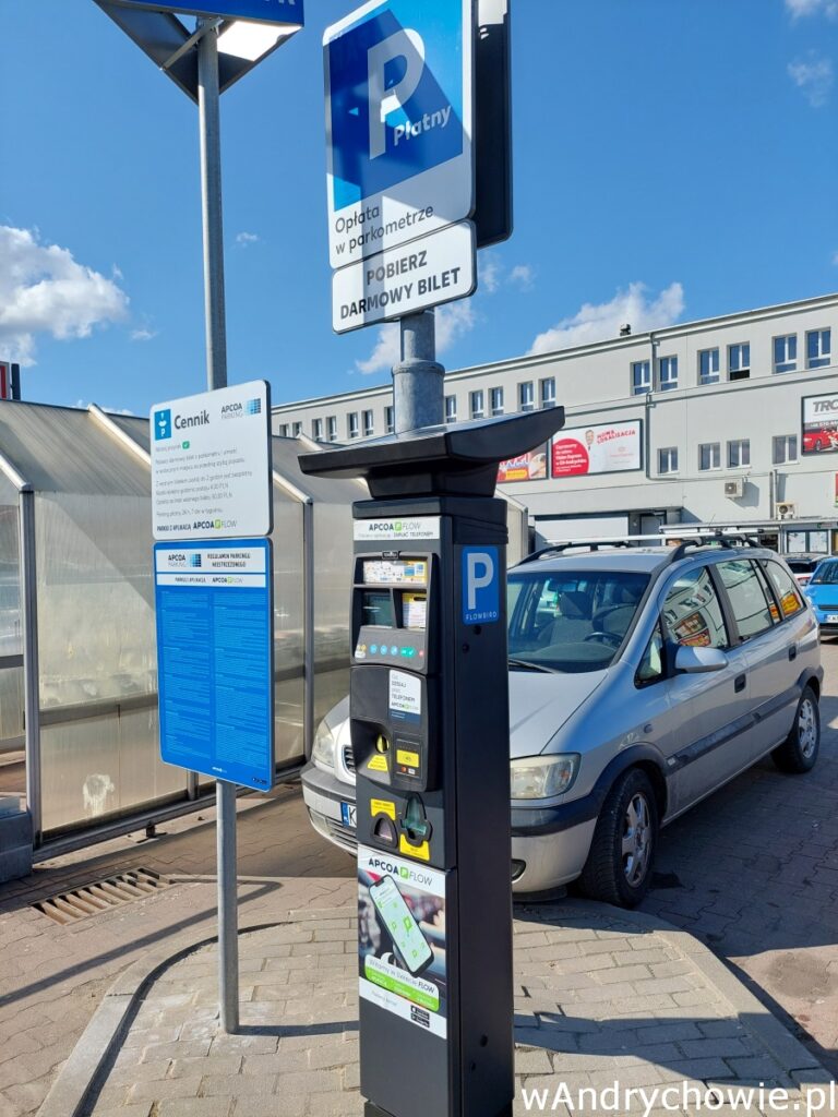 Parking płatny przed supermarketem Kaufland w Andrychowie. Bilety parkingowe można pobrać i opłacić w kilku parkometrach. Płatność gotówką, kartą lub poprzez aplikację Apcoa Flow.